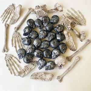 Halloween Small Plastic Skulls & Skeleton Pieces